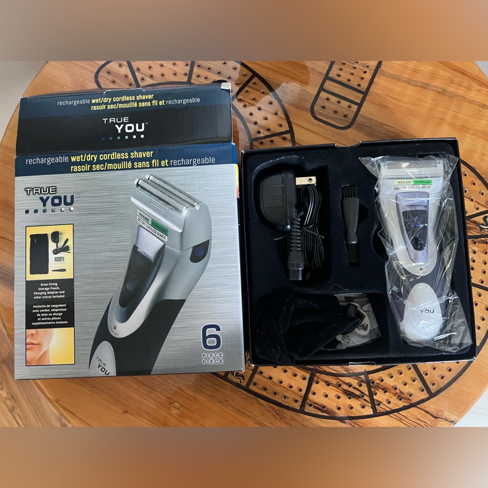 Rechargeable cordless wet/dry men’s shaver with trimmer. New In Box.